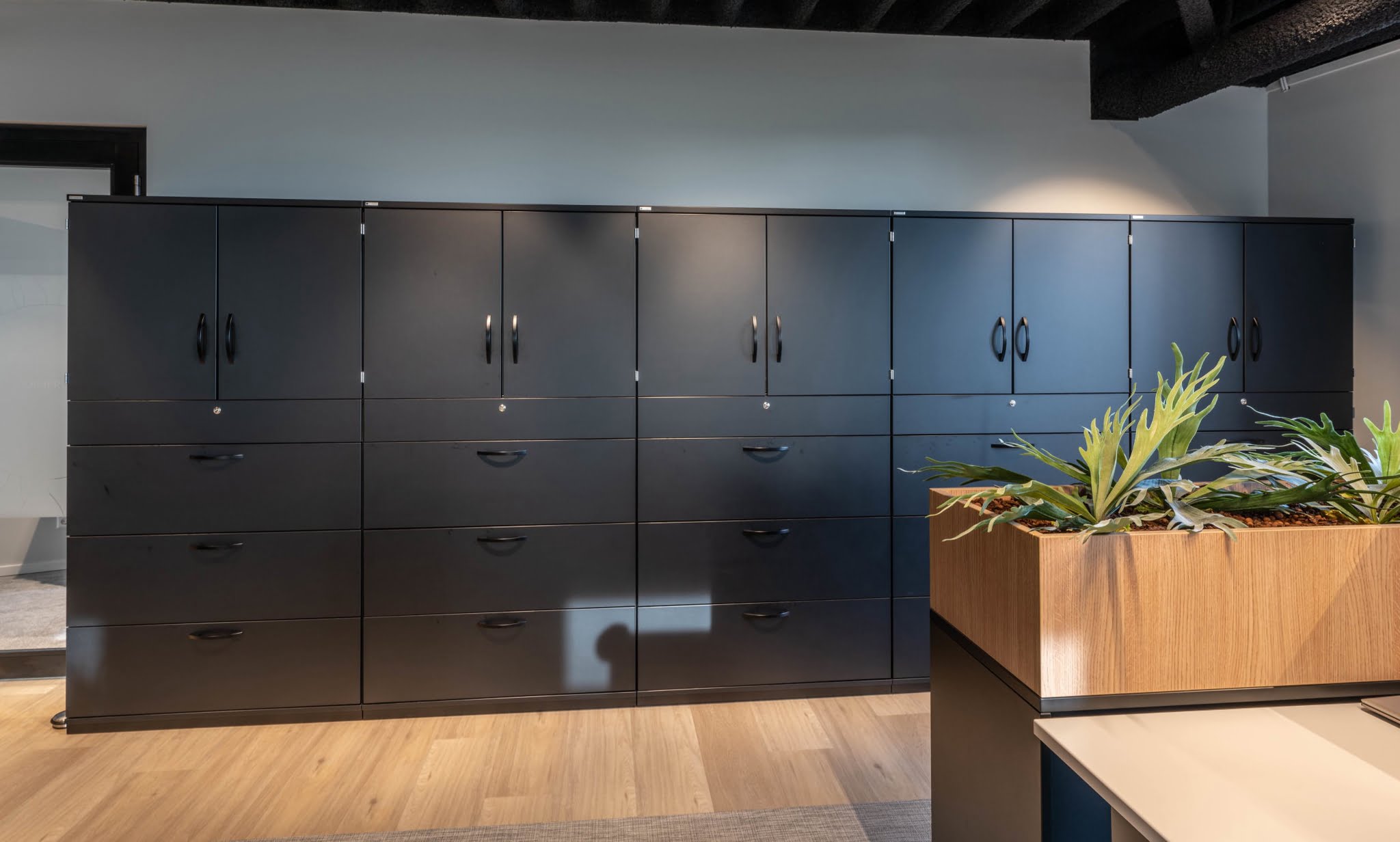 Standaard kastenwand op maat. 3x uittrekframe en legborden achter draaideuren. Palmberg