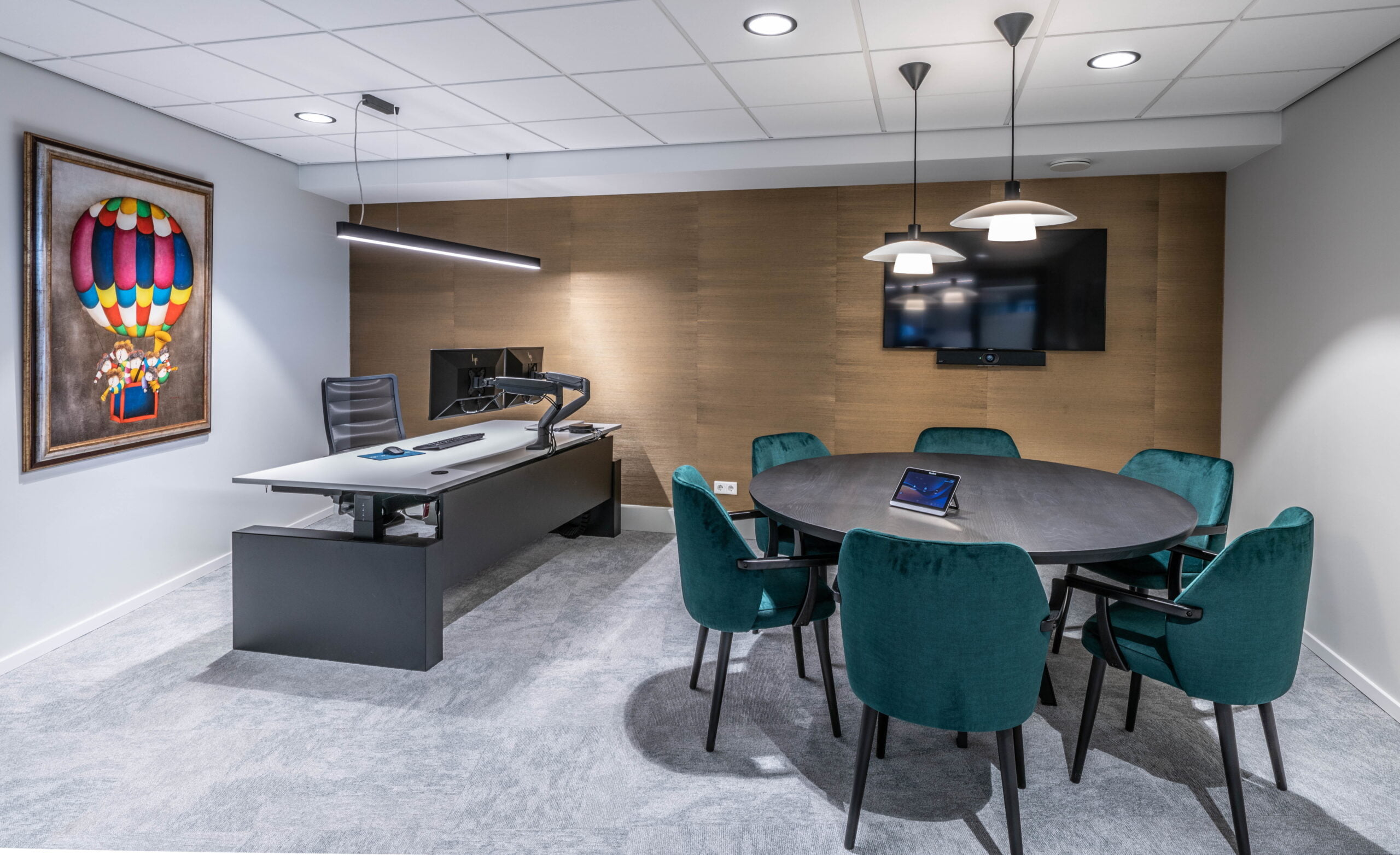 Ruime kantoorruimte, bureau met vergadertafel Palmberg - Interstuhl