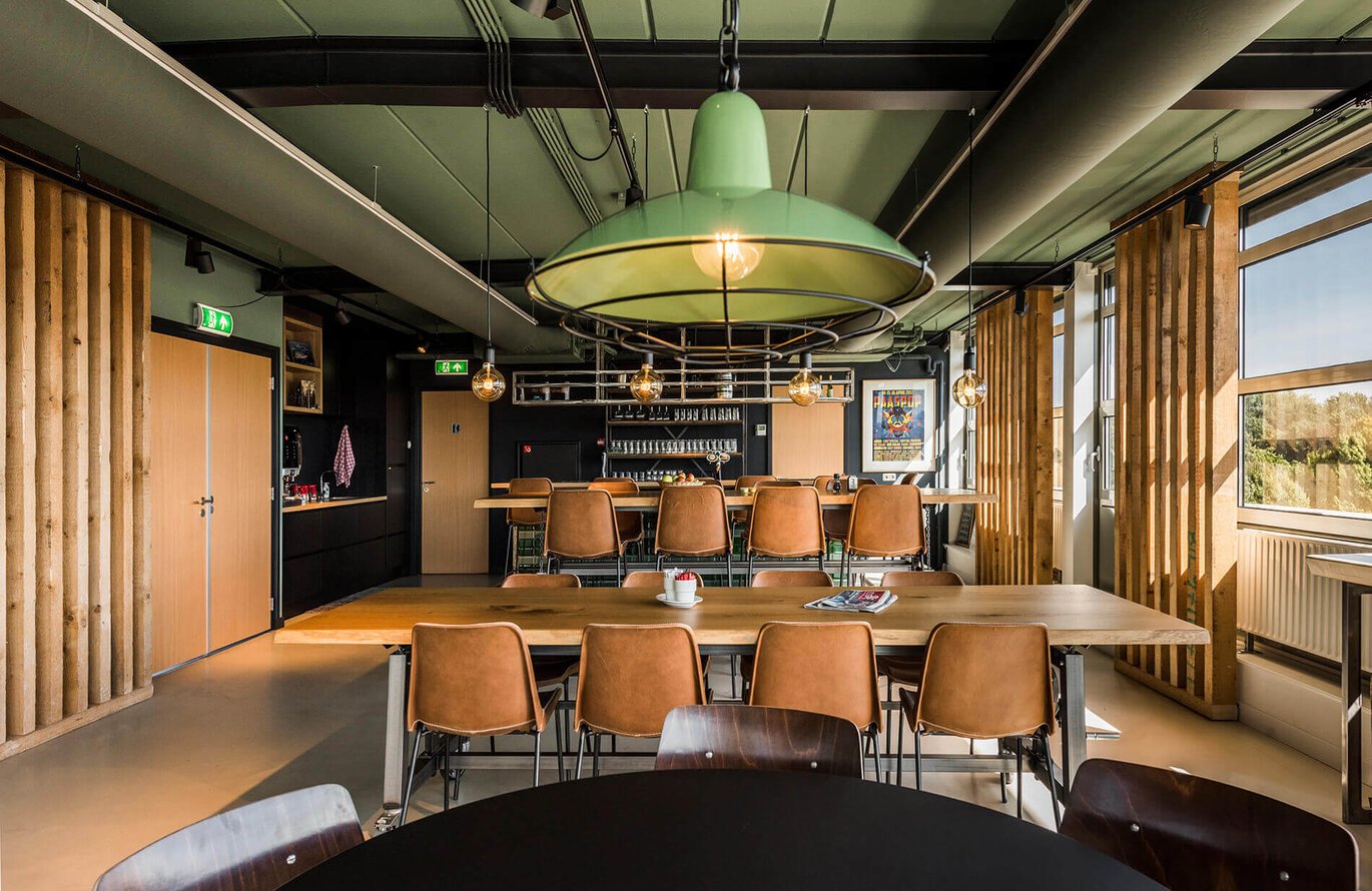 Sfeervolle kantine met Satelliet meubelen